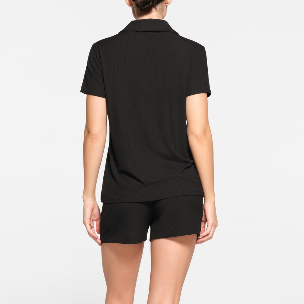 SKIMS SOFT LOUNGE SLEEP SHORT SET - ONYX - Picture 3 of 4